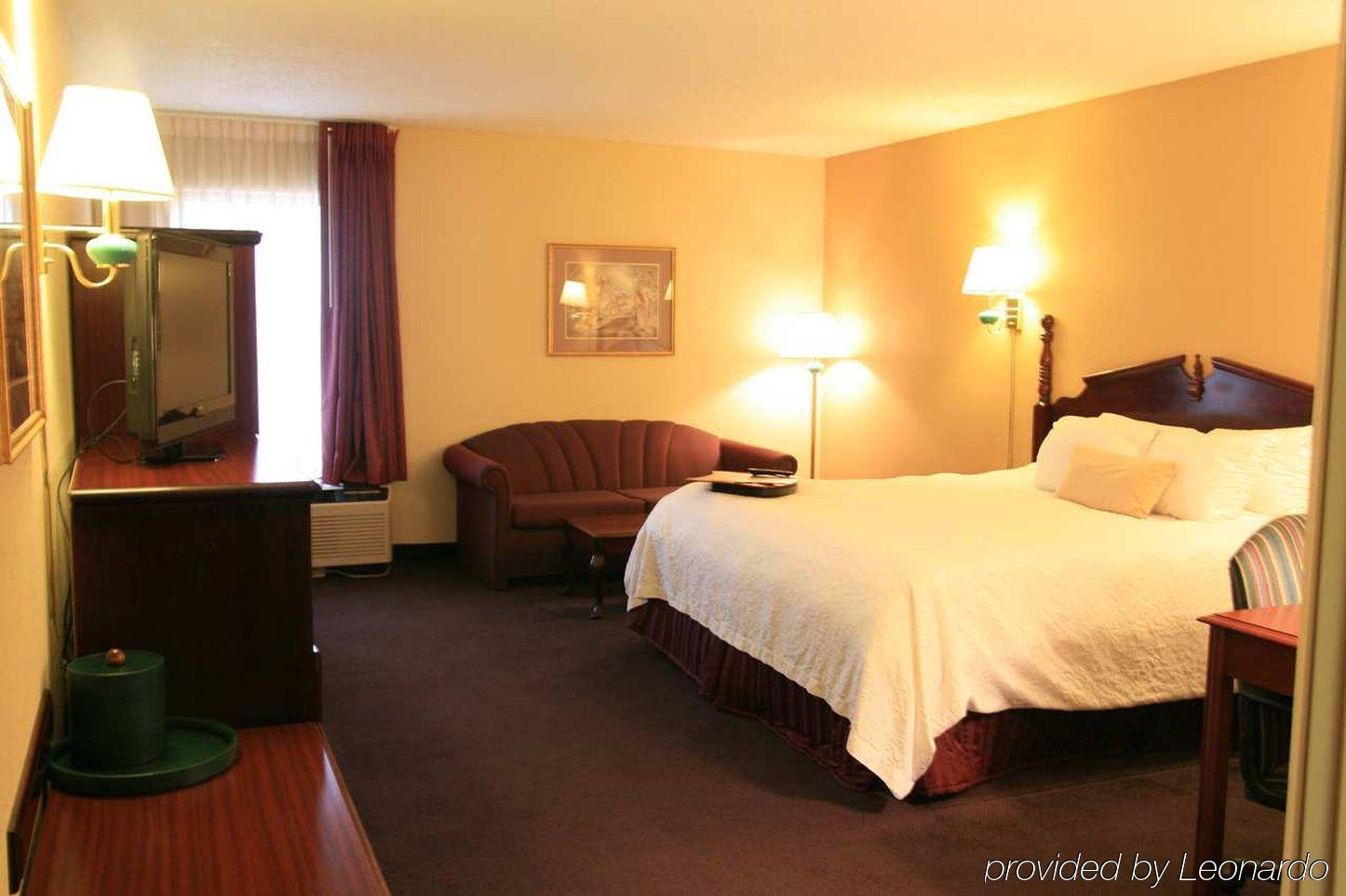 Hampton Inn By Hilton Clarksville Стая снимка